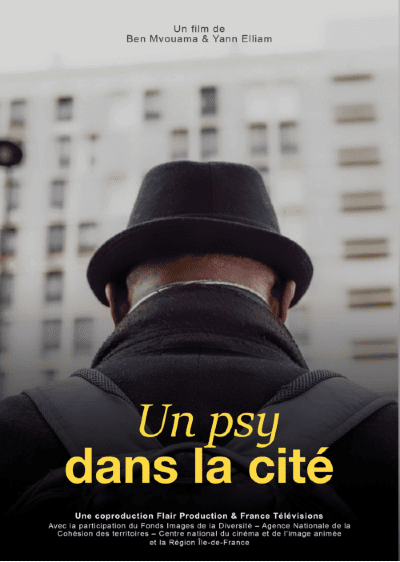 Affiche d'Un psy dans la cité, documentaire de Ben Mvouama et Yann Elliam : un homme au chapeau, de dos, face à une tour de cité.